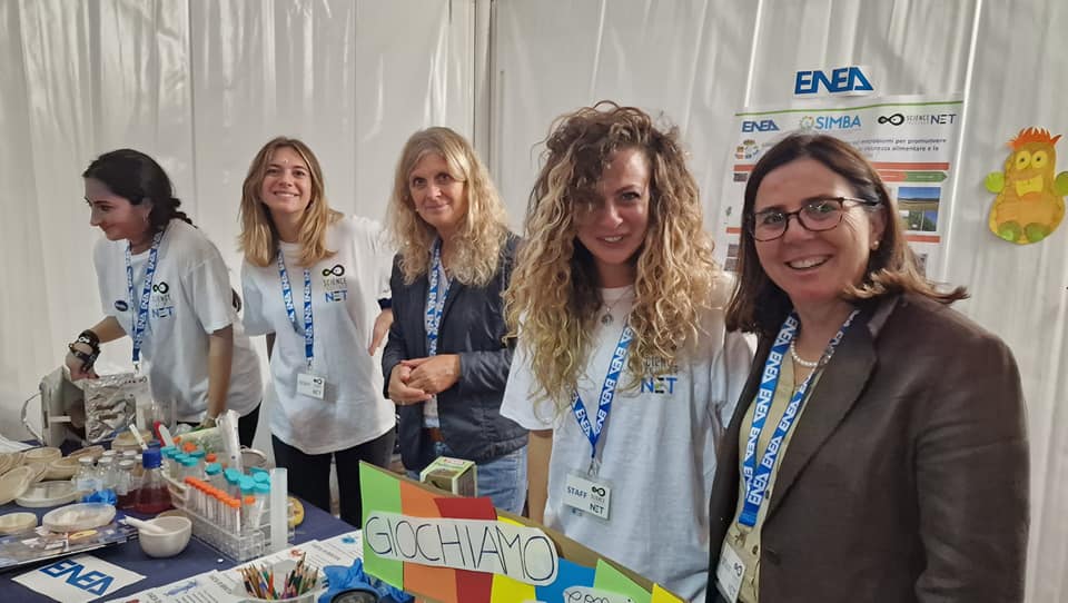 ENEAOfficial's tweet photo. Microrganismi che vivono nel suolo possono essere molto utili per migliorare la qualità e la produttività in agricoltura. Alla Notte della Ricerca con le ricercatrici @ENEAOfficial.

@ScienzaInsieme #ERN2022 #NETscience #NET22 https://t.co/NTqr2S3y4K