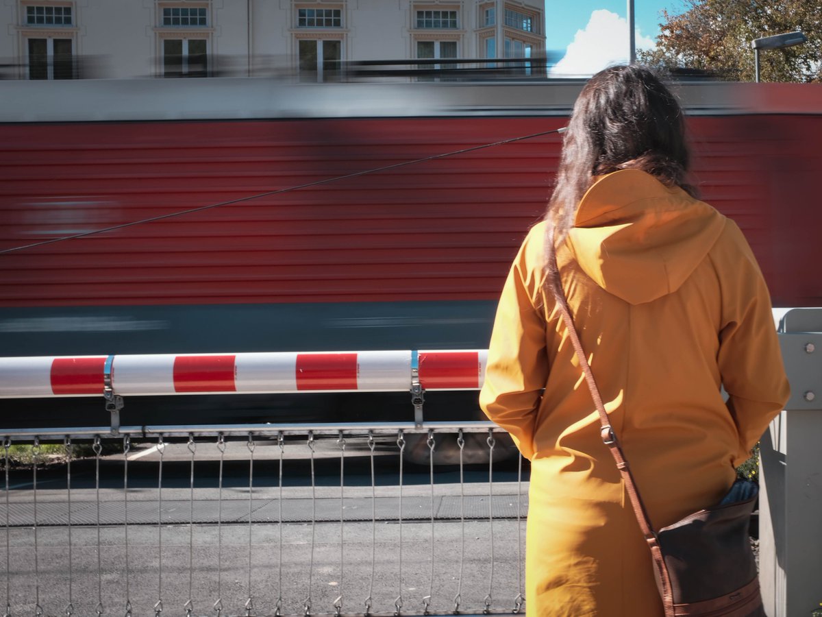 christof_tim's tweet photo. What do you think? Black and white, or  in color? #x100f #streetphotography #railcross #fujilove #Bonn https://t.co/9pfGDC1iWH