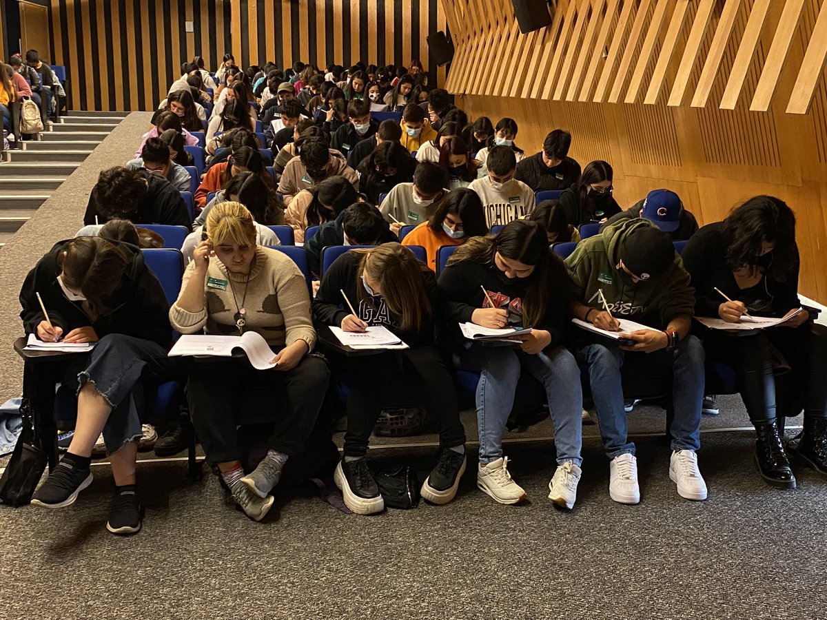 SantotomasSJ's tweet photo. ¿Cómo les estará yendo? Con la máxima concentración los alumnos ponen a prueba sus conocimientos en el #EnsayoPAESST2022 
@SantoTomas_ST https://t.co/4tA2xpMDgK