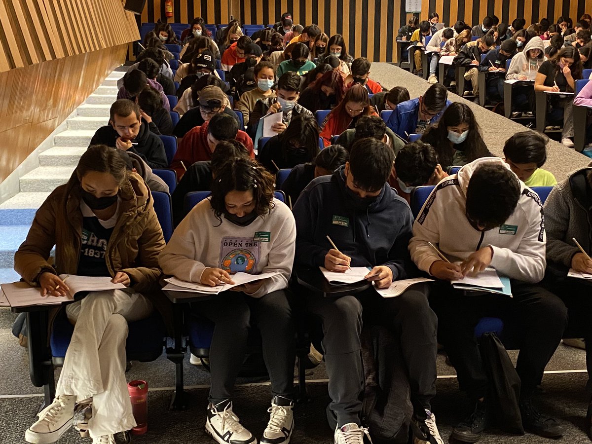 SantotomasSJ's tweet photo. ¿Cómo les estará yendo? Con la máxima concentración los alumnos ponen a prueba sus conocimientos en el #EnsayoPAESST2022 
@SantoTomas_ST https://t.co/4tA2xpMDgK