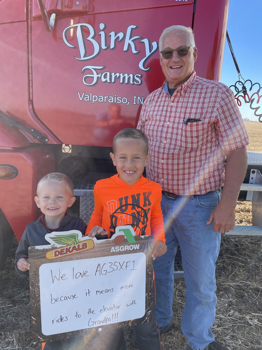 DKAS_NIN's tweet image. Everyone loves #Asgrow #XFSoy AG35XF1 on Birky Farms in Porter County, Indiana! #SignsOfSuccess #BayerUp #OneMoreBushel #XtendYourYield #Harvest22 @Asgrow_DEKALB @Bayer4CropsUS @RRXtend