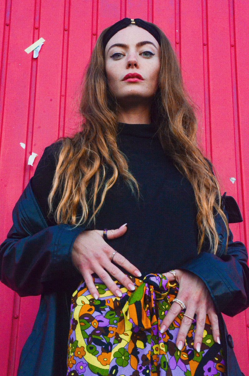 SoyMalaVida's tweet photo. #youngoldsouls 
My latest shooting was all about the 60s/70s vibes. 

I’ll be sharing more photos soon. 

#vintagevibe #creativedirector #red #flowerpower #loveart https://t.co/YqexZwm8pw