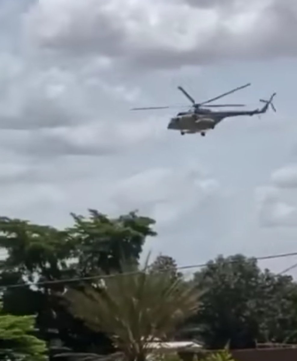 Dsiribie's tweet image. #Burkina | Des hélicoptères aperçus dans le ciel de #Ouagadougou, ce samedi, volant à basse altitude. Au même moment, des soldats ont barricadé pls artères de la ville, axe échangeur de Ouaga 2000-Monument des Martyrs, rond-point des Nations unies, RTB... (témoins)
#lwili