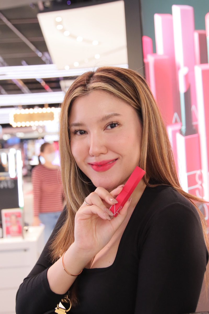 thedocterswife's tweet photo. *NEW POWERMATTE LIPSTICK* ลิปสติกเนื้อแมตต์ใหม่จาก NARS สีคือแซ่บมากกก แซ่บลืม
ชอบสุดคือ dragon girl ทาแล้วแซ่บประหนึ่งแม่มังกร อีกสีที่ใช้ได้แบบทุกวันผู้ชายก็ใช้ได้ก็คือ too hot to hold สีออกส้มอิฐหน่อย ทาน้อยๆ ดูปากธรรมชาติสุขภาพดีเลย
#NARSThailand
#PlayYourPower
#NARSISSIST https://t.co/KxaqRLC74D