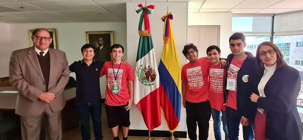 SRE_mx's tweet photo. 📸 El Emb. Alejandro García Moreno recibió en @EmbaMexCol la visita del equipo mexicano que participó en la 37° Olimpiada Iberoamericana de Matemáticas, en Bogotá🇨🇴.
México🇲🇽 obtuvo un oro🥇, dos platas🥈🥈 y un bronce🥉.
¡Enhorabuena!
#OIM22 #SomosOlímpicos https://t.co/JHrlNevl8h