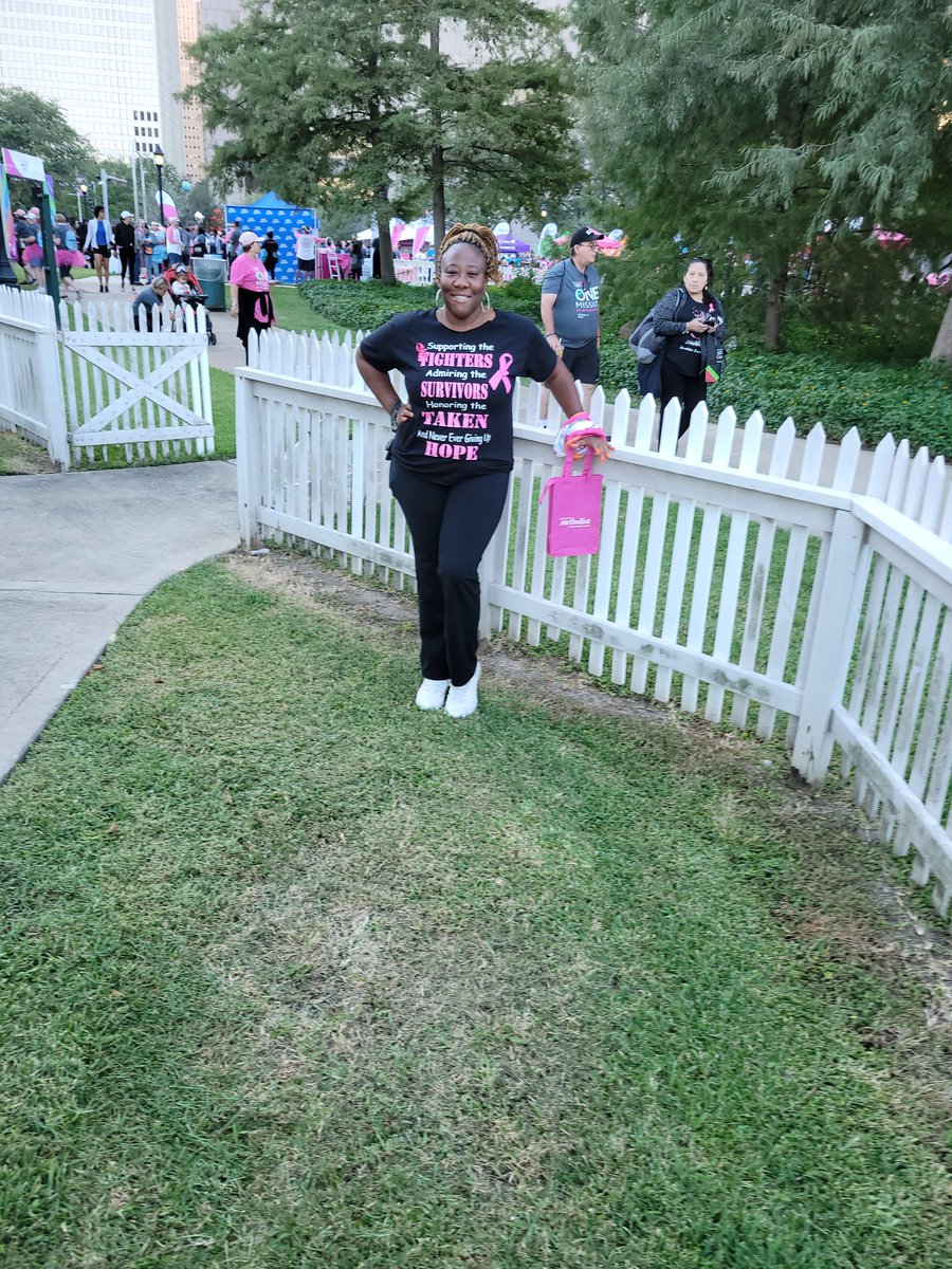 TinaLMatthews1's tweet photo. Race for a cure!! Supporting, Encouraging, and Loving
5K READY! #GoodHealthIsWealth
#SusanGKomen https://t.co/rOAoxqbN0p