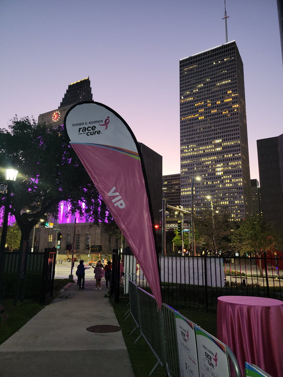 TinaLMatthews1's tweet photo. Race for a cure!! Supporting, Encouraging, and Loving
5K READY! #GoodHealthIsWealth
#SusanGKomen https://t.co/rOAoxqbN0p