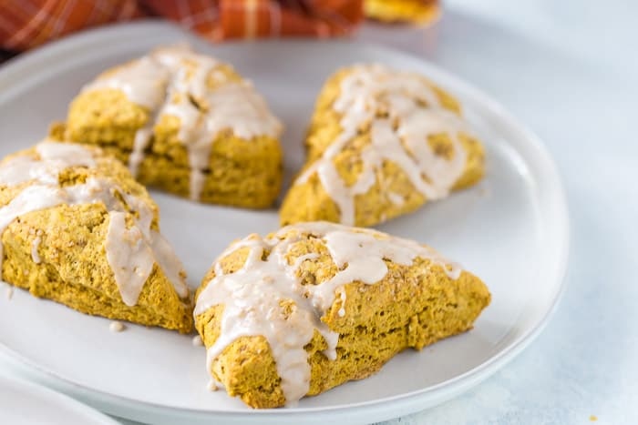 aclassictwist's tweet photo. Happy October!
Let's start the month with a bang and make these Pumpkin Scones with Maple Glaze.
Fluffy homemade scones with your fall fave, then drizzled with a sweet maple glaze.
Recipe- https://t.co/4YyJ8QcsY0
#aclassictwist #foodblogger #dmvbaker #bakersofig #foodie https://t.co/yRsqlB6SNT
