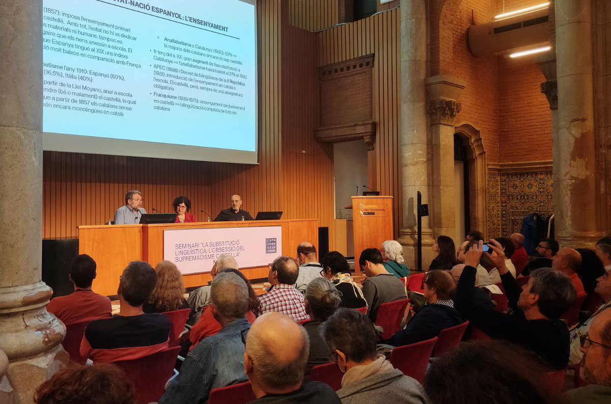 llenguacat's tweet photo. 🏛 Un cop dinats, comencem la segona part del seminari #ContraElSupremacisme amb Francesc Bernat, filòleg i professor del Departament de Filologia Catalana i Lingüística General de la @UniBarcelona.

🎓 Bernat defensa “La bilingüització dels catalans, un fenomen recent". https://t.co/3tppJhpdTY