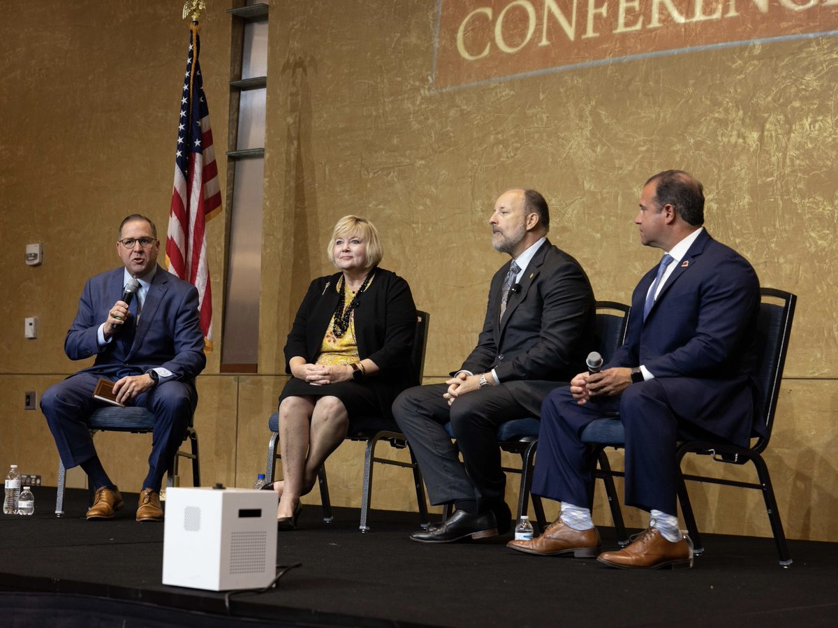 BennettSCSenate's tweet photo. Enjoyed spending time discussing innovative education opportunities at #KidsFirstConference earlier this week. Thanks to teachers, administrators, students, parents and board members, who are not willing to settle for the status quo, for having me. https://t.co/sJ0oK0YXER