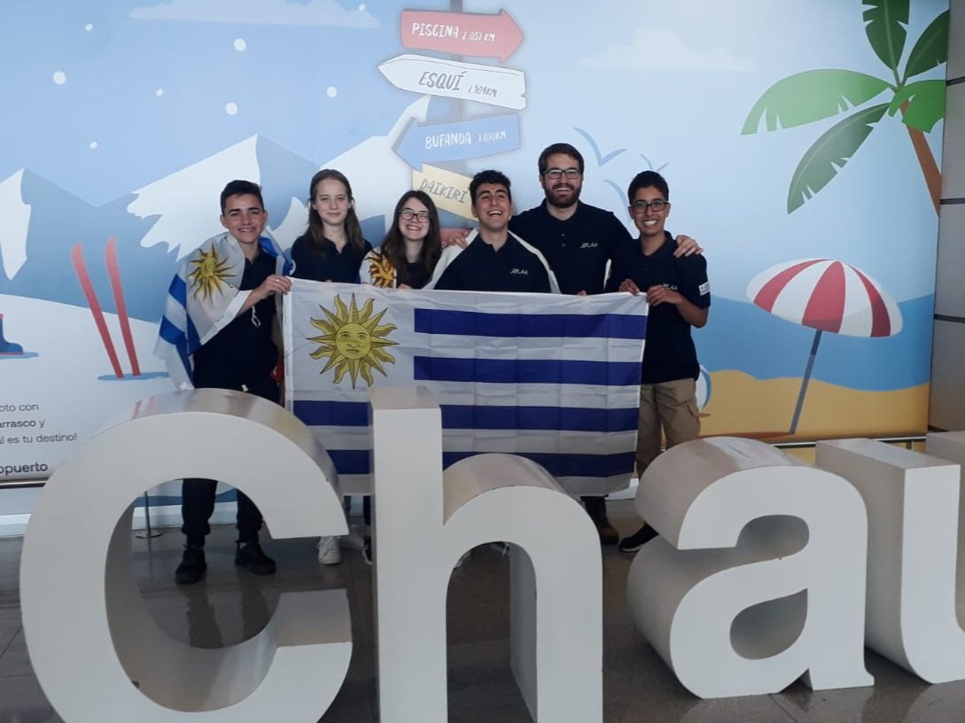 olimp_astro's tweet photo. Delegación uruguaya partiendo rumbo a la Olimpiada Latinoamericana de Astronomía y Astronáutica 2022 en Panamá 🇺🇾🇺🇾🇺🇾 https://t.co/dVDambyj7P