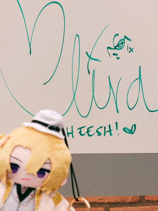 ENの子たちのパネルとかサインと一緒にLucaぱぺと写真撮ってたんだけど、近くにいた人達がENのこと詳しくなくて「あー、Lucaのサインなんだ!」って話してるの聞こえてきてEliraですって教えたかったけど不審者になるのでやめたけどやっぱり言えば良かったなってなってる 