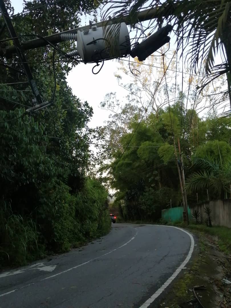 olivaresarturoc's tweet photo. @CorpoelecInfo @AlcaldiaBaruta @ElHatillo @luisaguilarj @eliasayegh sres.. cada ves más doblado va a pasar un accidente, en la principal de los guayabitos cerca del Jean Piaget, desde 6 pm de ayer, cortaron el árbol y se fueron, mucho tránsito,va a haber accidentes, es necesario? https://t.co/NIIHyFrkto