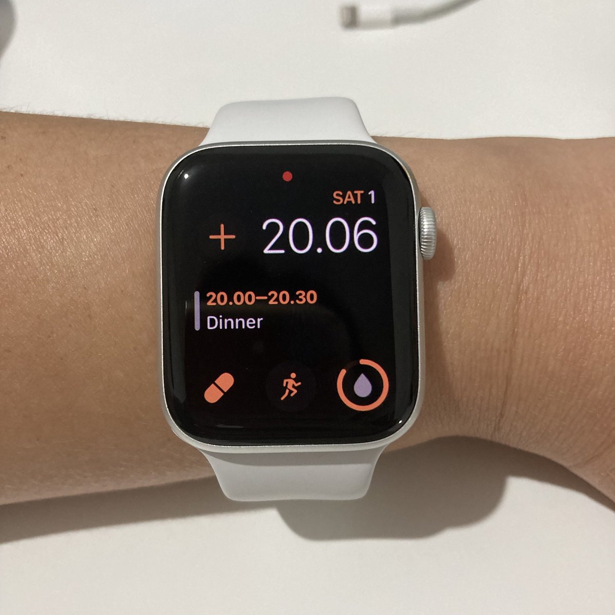 Saya lumayan sering dapat pertanyaan lewat blog ttg bagaimana cara saya bertahan hidup dg otak ADHD. Selalu gak enak jawabnya. Soalnya yg beneran bisa bantu saya ada 2: Obat dan Apple Watch. Ya masa disarankan beli Apple Watch? Ya tapi gimana dong, memang begitu adanya.