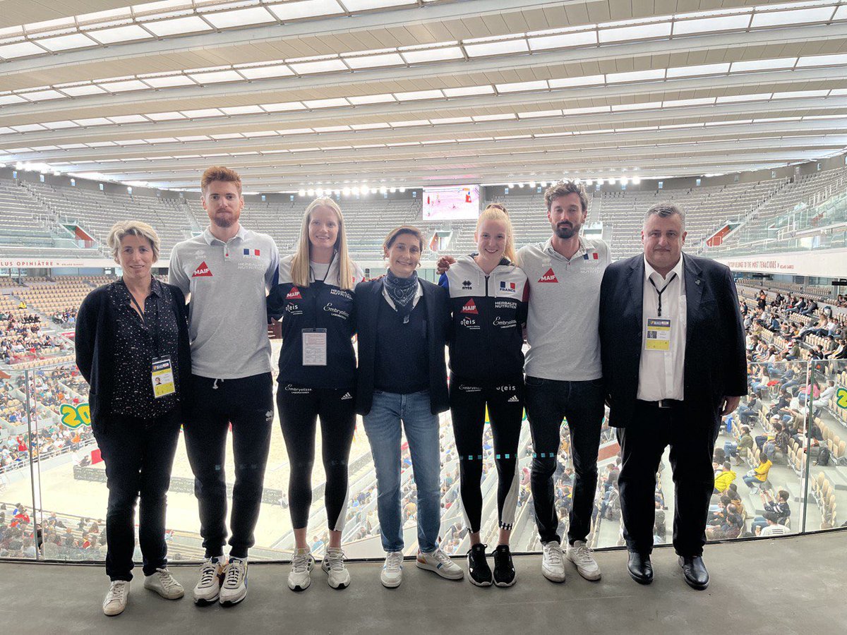 Joie de retrouver <a href="/rolandgarros/">Roland-Garros</a> magnifiquement re-looké pour accueillir le Paris #BeachProTour  rassemblant jusqu’à demain l’élite mondiale du beach-volley ! Un  moment sportif très apprécié par le public, qui annonce une belle fête pour cette discipline à <a href="/Paris2024/">Paris 2024</a>! @FFvolley
