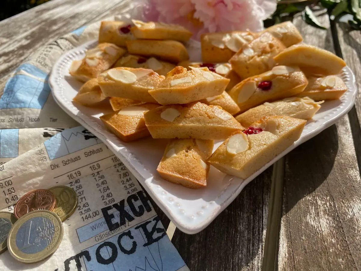 Jill_Colonna's tweet photo. Financier Cakes (Financiers) with raspberry and rose are popular around London this month. Want to make your own? Get the easy recipe: https://t.co/Ml6aSYdtar
#raspberryfinanciers #financiers #raspberryrose https://t.co/xQr7e1b4Qf