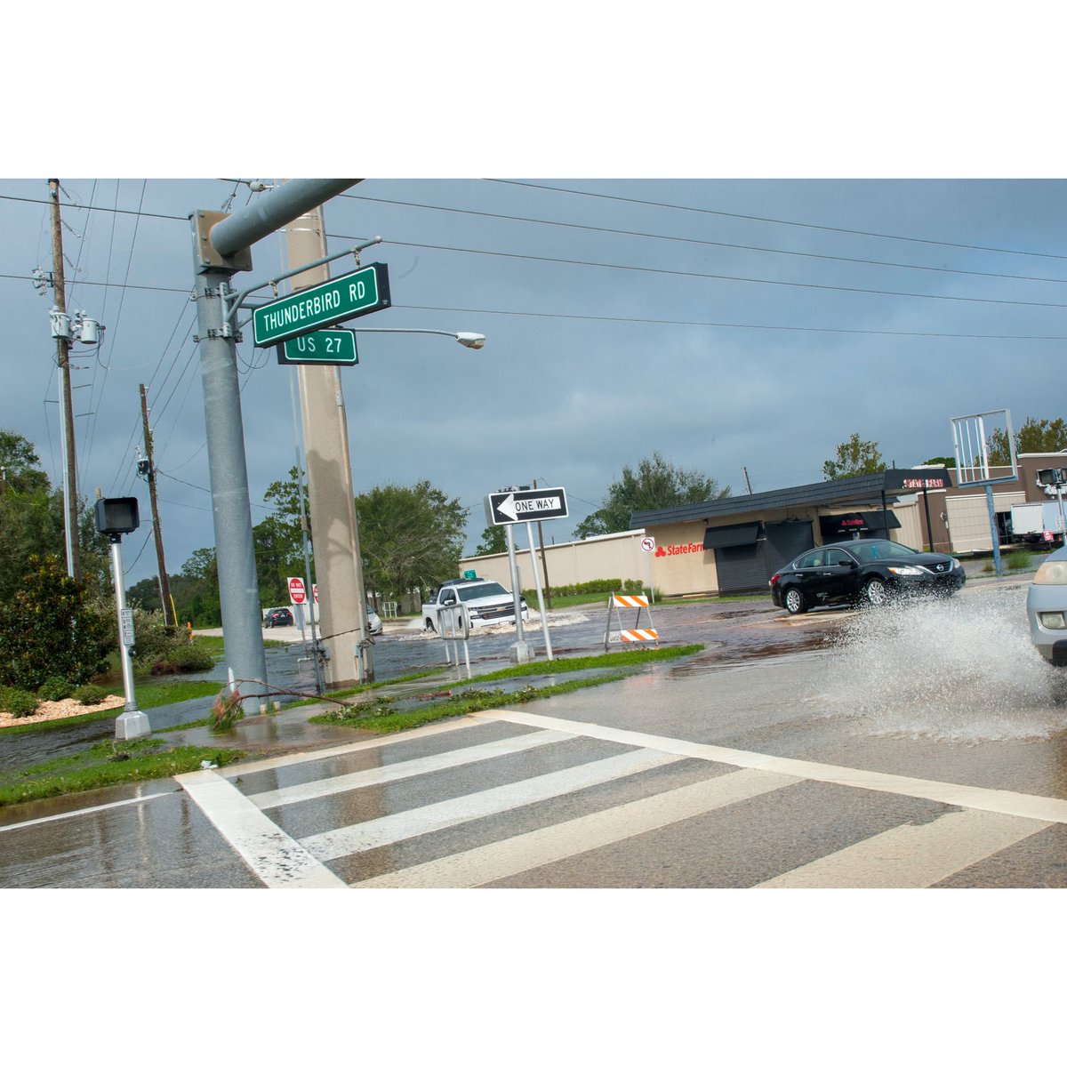 thelabradax's tweet photo. Hurricane Ian flooding on roadways in Sebring, Florida, Sep, 29, 2022, photograph by @labradax 
.
.
.
#photojournalism  #flood #documentaryphotography #hurricaneian #sebring #florida #fotografien #fotografie #fotografia @readingthepictures @viiphoto https://t.co/1DJ94mmoTH