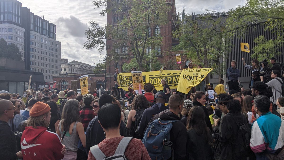 dontpayuk's tweet photo. 🔥 London! #dontpayuk #EnoughIsEnough https://t.co/1OGv7OeKmH