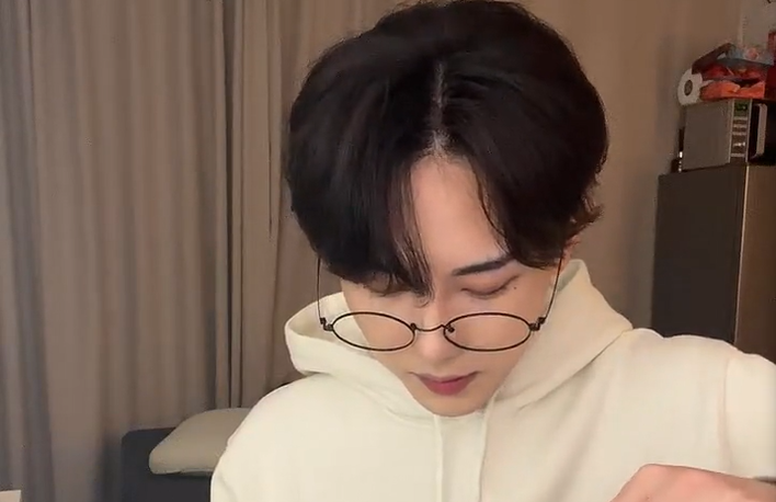 Ye_yu's tweet photo. Junghyun Tiktok live 01-10-2022

Today he will have a date, he intends not to change his clothes. He doesn't need to wear makeup when he meets this person.

Today he will have an unboxing live broadcast~

#Junghyun https://t.co/y7uDQXeMcn