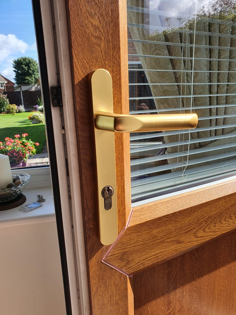 A mature female customer called us yesterday in the late afternoon, to a pair of handles that had failed.
It was not a set that I carry on the van, so I did a temporary repair to keep her safe last night and then returned today with a new set of handles that I overnighted for her