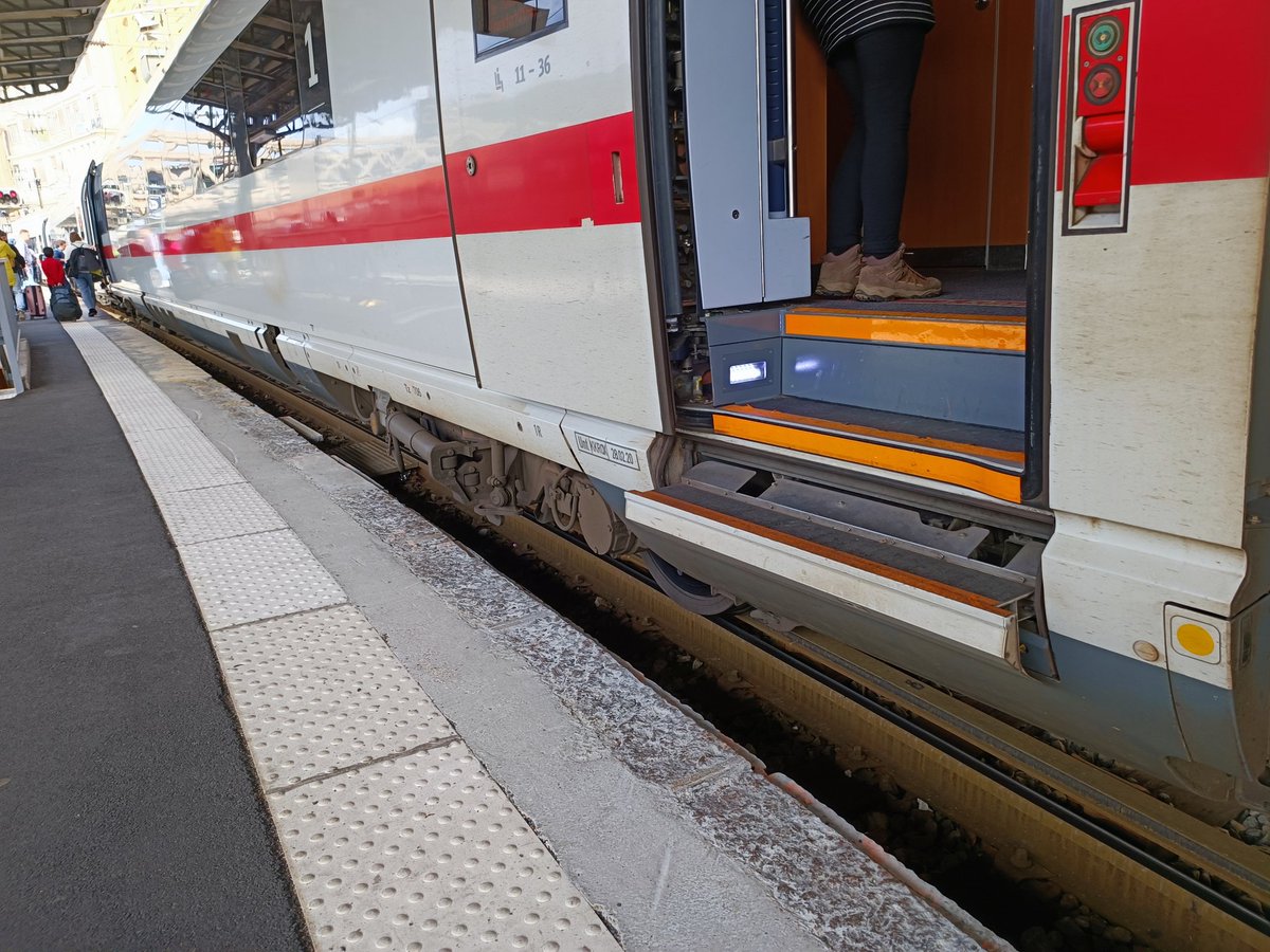 duemmster_user's tweet photo. Aber immerhin fährt nun der Folgetakt (ICE 9563) in Doppeltraktion mit 20er und 30er Wagen. Der Einstieg in Paris aber mit abenteuerlichem Stufenerklimmen 🙈 https://t.co/SSVQefKUXo