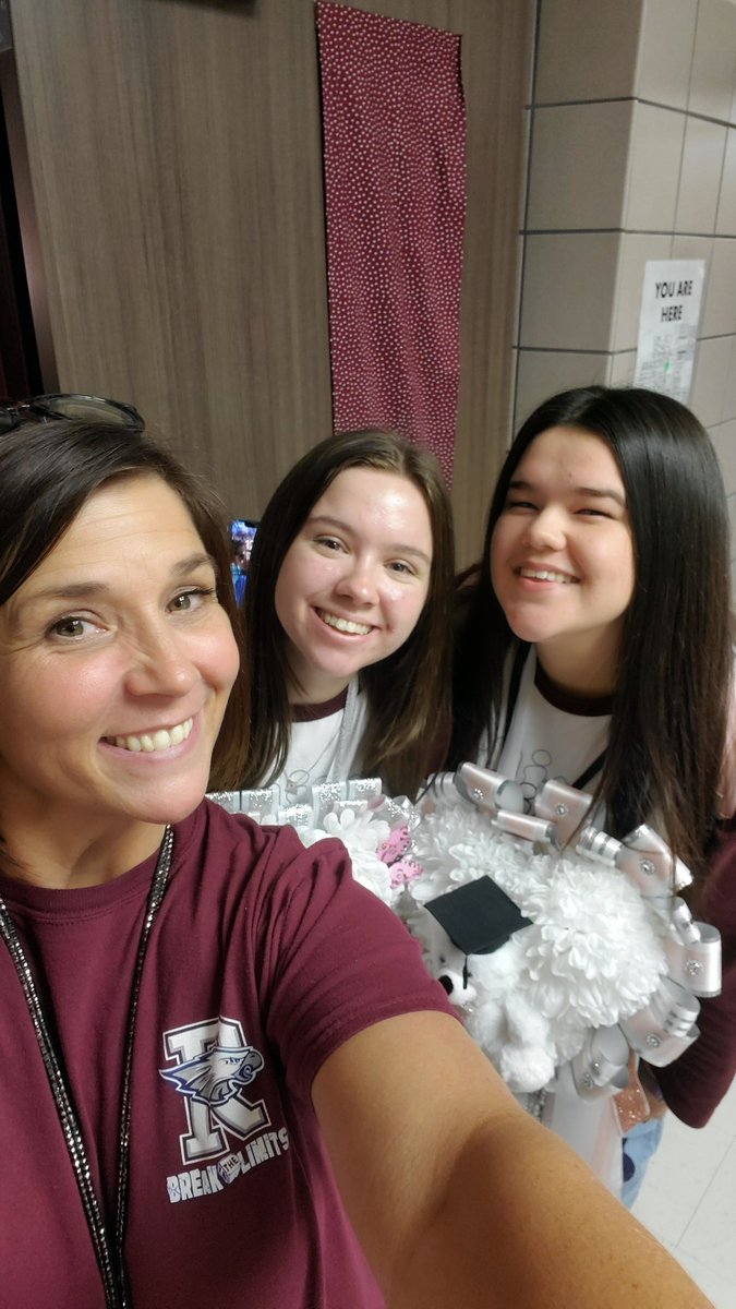 lorieb00's tweet photo. HOCO week fun! Multi cultural Monday, Twin Tuesday (pics are at school), Walt Wednesday, Throwback Thursday &amp; Maroon Out Friday @RHS_Eagles https://t.co/7ednlGIqWF
