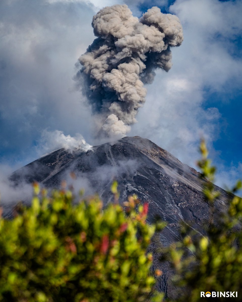 Volcán Reventador haciendo honor a su nombre desde temprano, recordando a todo observador de dónde viene su nombre. 

<a href="/SonyAlpha/">Sony | Alpha</a> <a href="/sonylatin/">Sony América Latina</a>