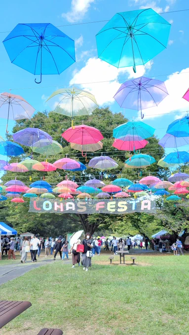 久しぶりのLOHASフェスに行きましたアクセサリー系が欲しくて…でも首と耳は金属アレルギーがあるので、なるべくアレルギーが出にくいものを…とあちこち探し回っていたら素敵なピアス発見ロマンティックでめたんこ可愛い.*゜ちょっとアップに耐えれないので目をつぶってしまいました 