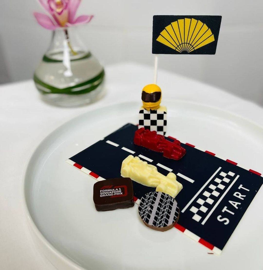 niche7077's tweet photo. #MandarinOrientalSingapore’s talented Pastry Chefs are gearing up for the exhilarating Singapore Night Race that is set to hit our streets.
Are you ready for the grand return of the race this weekend?🏎🏎คุณพร้อมสำหรับการกลับมาครั้งยิ่งใหญ่ของการแข่งขันสุดสัปดาห์นี้หรือยัง🏎🏎 https://t.co/Geb9ZAR8WP