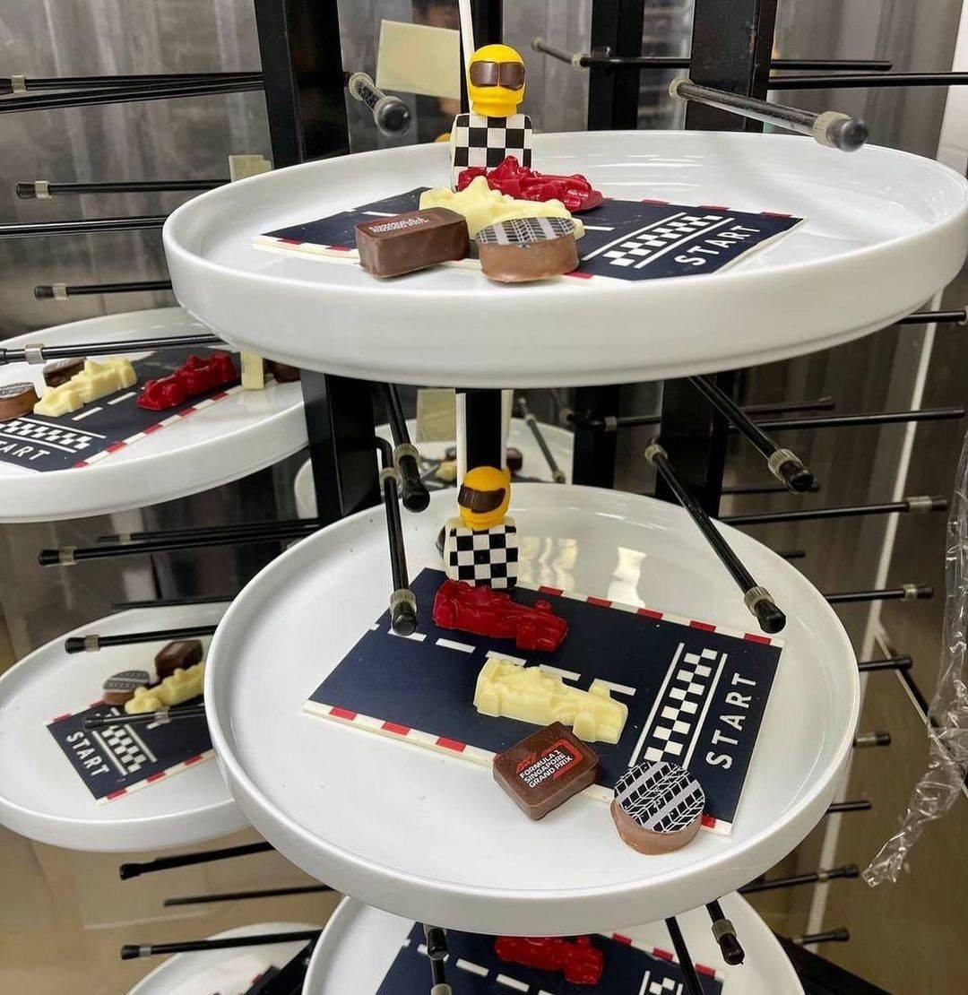 niche7077's tweet photo. #MandarinOrientalSingapore’s talented Pastry Chefs are gearing up for the exhilarating Singapore Night Race that is set to hit our streets.
Are you ready for the grand return of the race this weekend?🏎🏎คุณพร้อมสำหรับการกลับมาครั้งยิ่งใหญ่ของการแข่งขันสุดสัปดาห์นี้หรือยัง🏎🏎 https://t.co/Geb9ZAR8WP