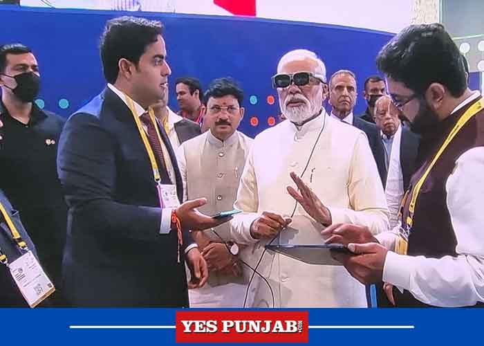 yespunjab's tweet photo. Modi drives 5G-enabled remote car, experiences AR-VR wearables https://t.co/b3XBYpHMvJ
#Modi #NarendraModi #5G #RemoteCar #AR #VR #AugmentedReality #VirtualReality #IMC #IndiaMobileCongress @narendramodi https://t.co/RZhBSnijaf