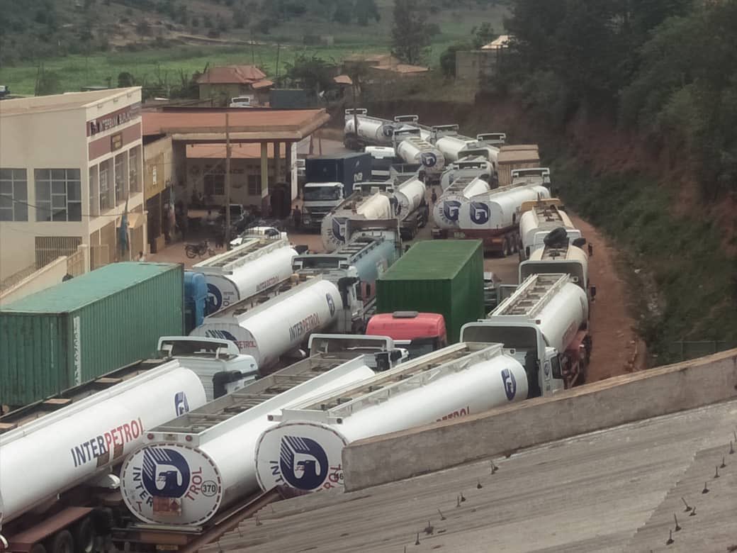 RT_Isanganiro's tweet photo. Plus de 150 camions-citernes de la compagnie @InterpetrolB plein de carburant sont entrés au #Burundi ce samedi à #Kobero. Le DG adjoint de cette compagnie remercie @GeneralNeva pour les efforts fournies afin de pallier le problème de carburant. 
#Abatwip https://t.co/McFiVtcFeu