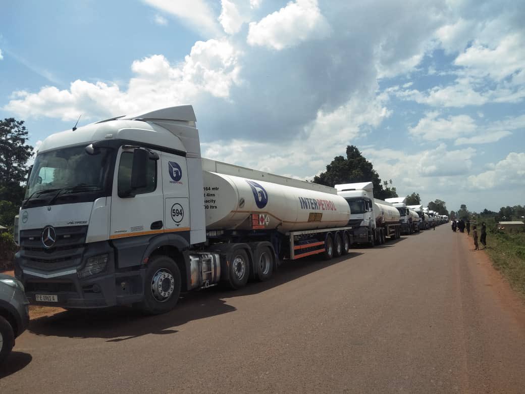 RT_Isanganiro's tweet photo. Plus de 150 camions-citernes de la compagnie @InterpetrolB plein de carburant sont entrés au #Burundi ce samedi à #Kobero. Le DG adjoint de cette compagnie remercie @GeneralNeva pour les efforts fournies afin de pallier le problème de carburant. 
#Abatwip https://t.co/McFiVtcFeu