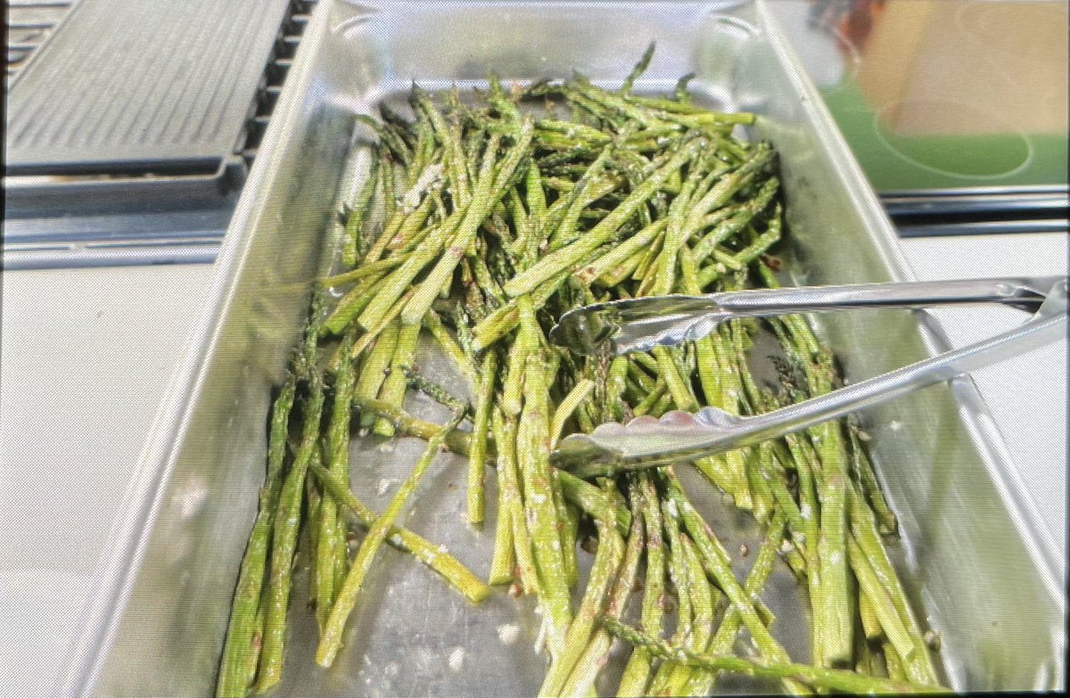 deborah_saffer's tweet photo. #LemonGarlicChicken #ChickenCordonBleu Oven Roasted #Asparagus #Handmade #EggNoodles YUMMY 😋 https://t.co/QSFjchRtlu