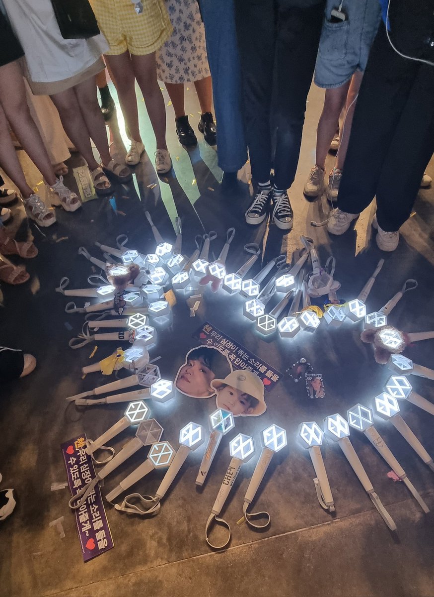 cheneunim's tweet photo. ERIBONG HEART FOR JONGDAE 🥰🥰🥰🥰 #CHEN #첸 #Jongdae #김종대 #BESTOFBEST_BKK #CHENinBKK #ตุลานี้เอลี่มีเฉิน @ChenEXOThailand @WorkForJD https://t.co/65TVDp6hKy