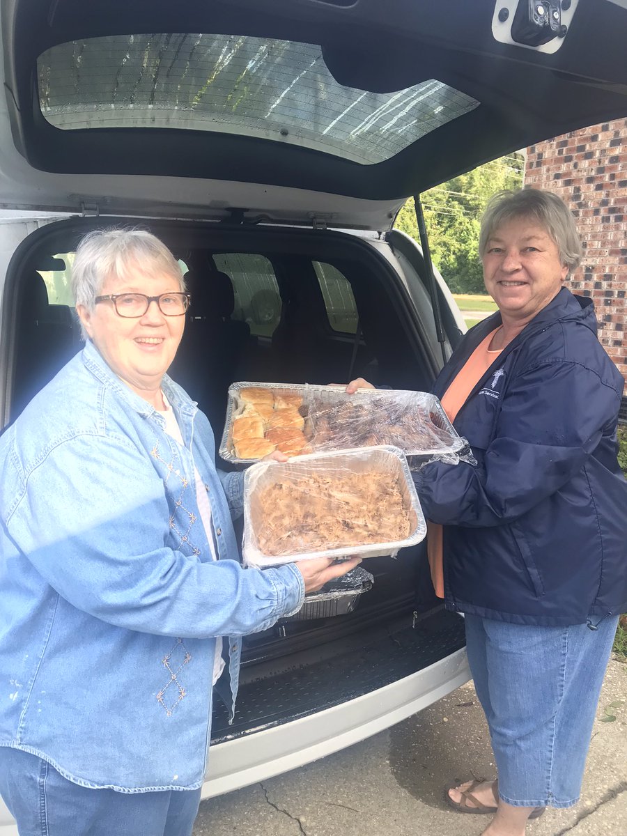 TheoLane13's tweet photo. As @DukeEnergy crews restore customers across @WeRWilliamsburg SC, we also remember #CommunityNeeds. Thank you #CatholicSisters of #KingstreeSC for helping me serve breakfast to those in need. #LoveThyNeighbor #CommunityCaring https://t.co/N7aVAxcxqJ