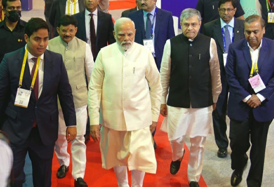 yespunjab's tweet photo. Modi drives 5G-enabled remote car, experiences AR-VR wearables https://t.co/b3XBYpHMvJ
#Modi #NarendraModi #5G #RemoteCar #AR #VR #AugmentedReality #VirtualReality #IMC #IndiaMobileCongress @narendramodi https://t.co/RZhBSnijaf