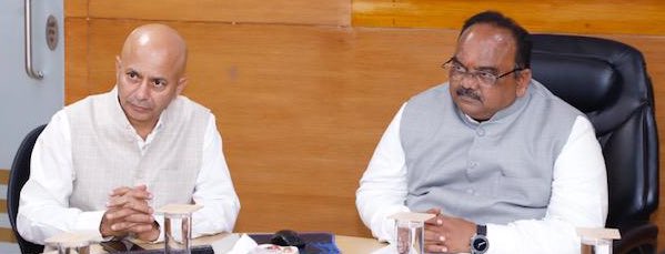 Had an insightful discussion on the roadmap of fuel retailing with <a href="/IndianOilcl/">Indian Oil Corp Ltd</a> employees in Uttar Pradesh SO - II; also celebrated with team &amp; select high performing dealers 
the overwhelming response that #XtraGreen is receiving from our patrons in the state