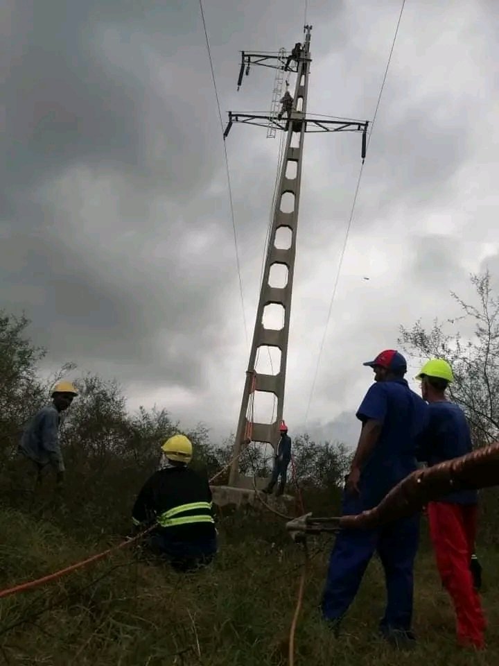 FHHernndez1's tweet photo. El sacrificio de quienes laboran para sanar las heridas causadas por Ian en suelo patrio merecen máxima admiración y respeto. Los que también se suman a ese noble empeño consolidan un pensamiento martiano siempre vigente: "hacer, es la mejor manera de decir". 
#FuerzaCuba 🇨🇺 https://t.co/mAQRQGSm0f