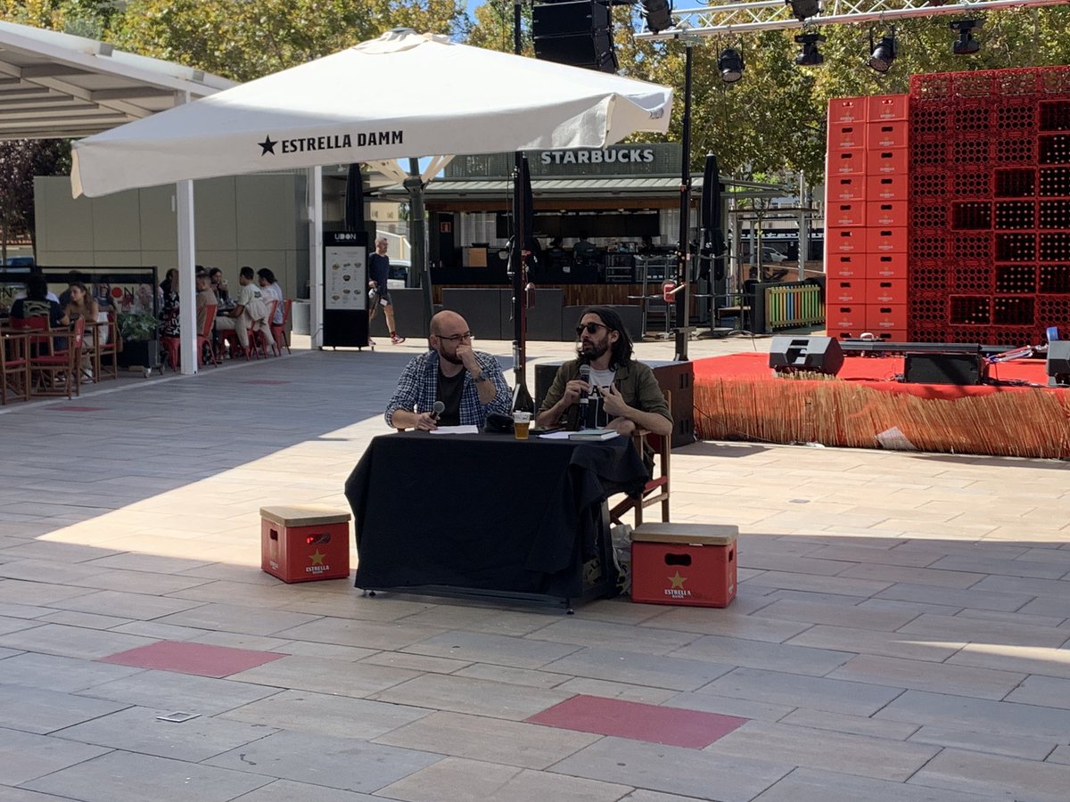 JoanFrau90's tweet photo. Segon dia de #FLEM22. En @gvivesferrer i @tomeudeportol repassen les cançons que fan referència a #Magaluf. #GuiaSonoradeMagaluf https://t.co/MIL3VA4lvk