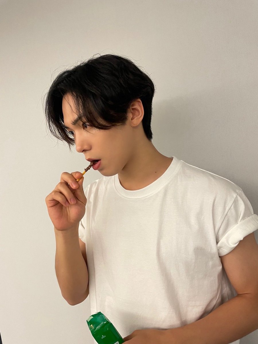 ROCKYSODE's tweet photo. pepero 🍫🤍

#라키 #ROCKY https://t.co/RpKNtaPfLh
