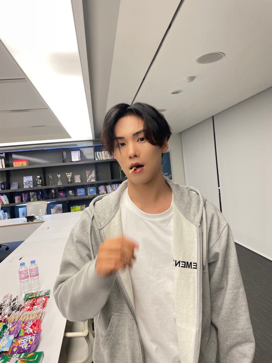 ROCKYSODE's tweet photo. pepero 🍫🤍

#라키 #ROCKY https://t.co/RpKNtaPfLh