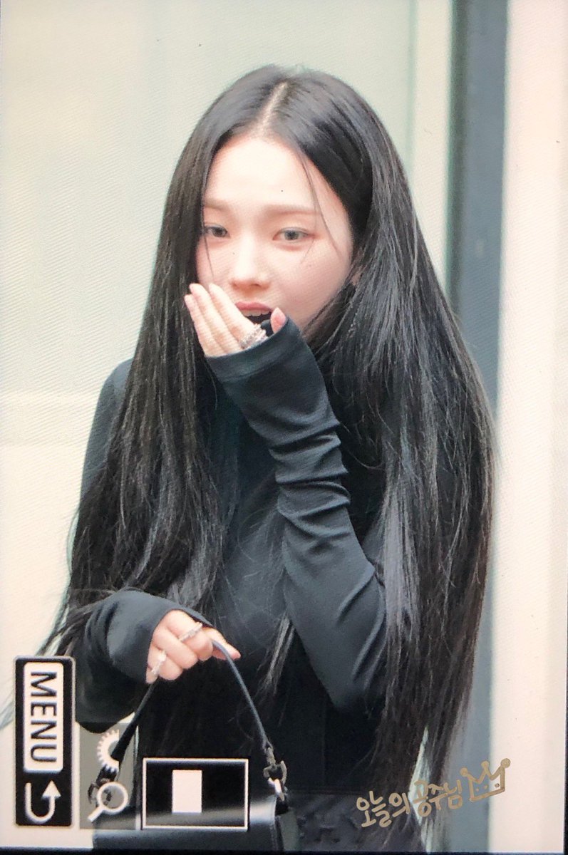 221001

#KARINA #카리나    
#aespa #에스파
비둘기 무서워 🥲