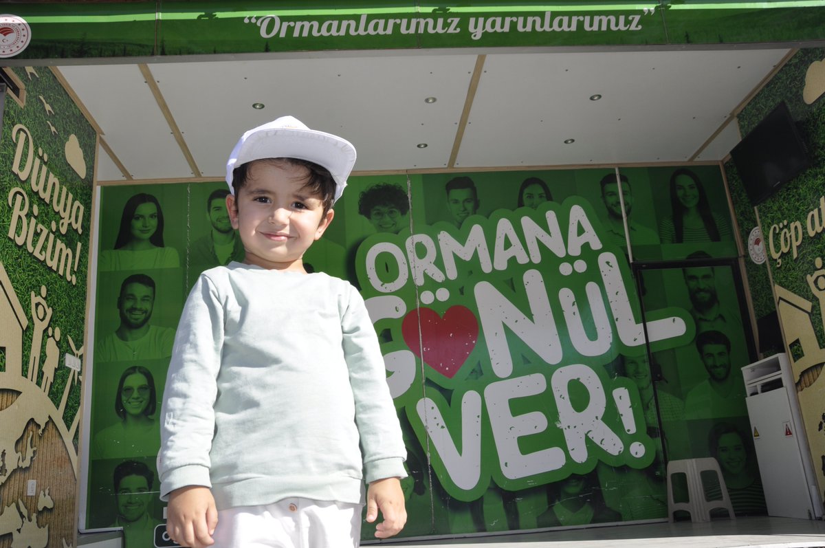 kastamonuobm's tweet photo. O.G.M  Yeşil Vatan Tanınım Tırı Kastamonu Cumhuriyet Meydanında Vatandaşlarımız ve bugünün  küçükleri yarının büyükleri Yeşil Vatan sevdalıları çocuklarla buluştu 3 gün boyunca devam edecek olan etkinlik kapsamında 5D Sinema keyfi fidan dikimi ve birçok etkinlik olacaktır. https://t.co/KIHCDIYQXy