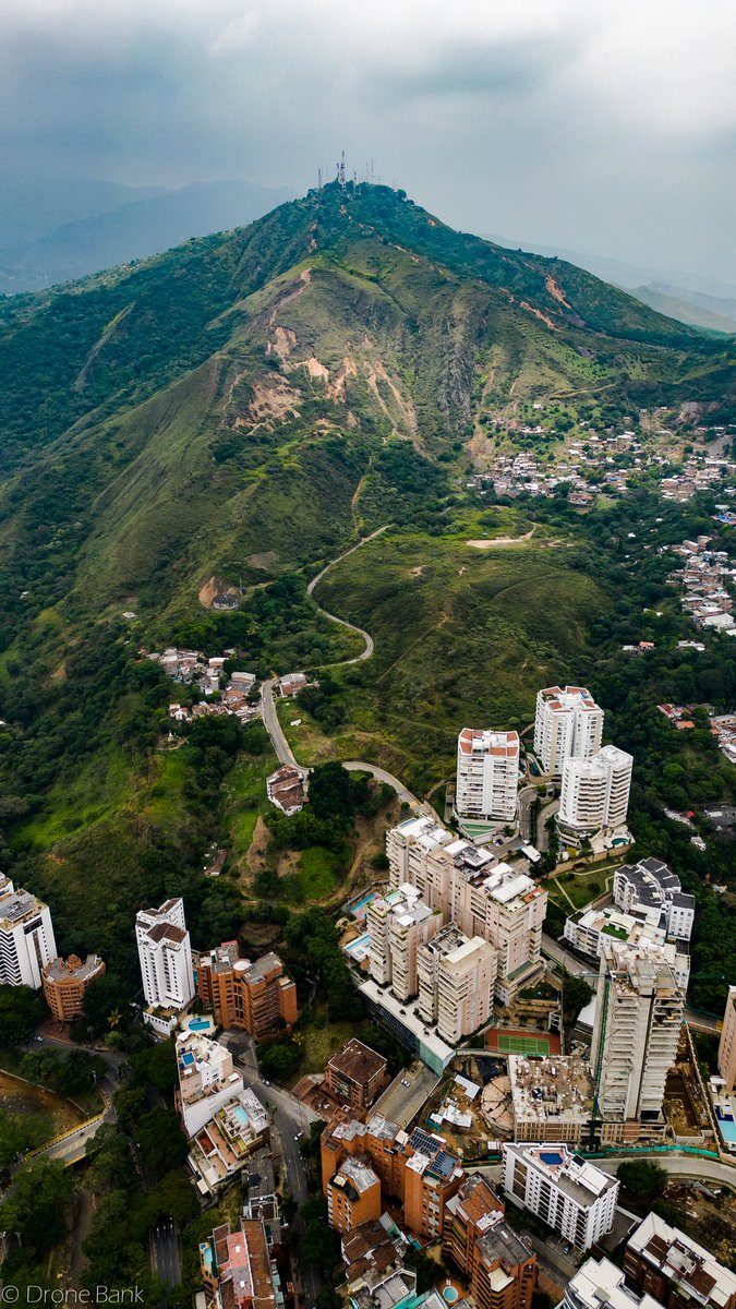 DroneBank's tweet photo. 📍Cerro Las Tres Cruces - Cali/Colombia
🚁 Tomás Aéreas: https://t.co/BaHwJEL4XV
.
.
#Cali #Valledelcauca #Deporte #fotografia #videoaereo #FelizSabado #DJI #djimini3pro https://t.co/05xM1qG7Vw