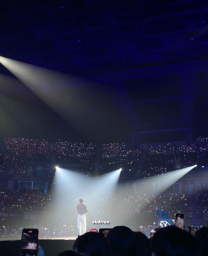 _CR1021's tweet photo. เรารู้ว่าพี่เก่ง รู้ว่าพี่ผ่านอะไรมาเยอะกว่าจะมาถึงวันนี้ เราดีใจที่วันนี้ได้มองดูพี่เปล่งประกายอยู่บนเวทีของพี่ ดีใจที่ได้มาร้องเพลงด้วยกัน เราขอให้มีคนรักพี่มากขึ้นทุกวัน เราจะมองดูความสำเร็จของพี่อยู่ตรงนี้นะ เราภูมิใจในตัวพี่ที่สุดเลยคิมจงแด🤍 
#ตุลานี้เอลี่มีเฉิน #CHENinBKK https://t.co/1zpchohKzo