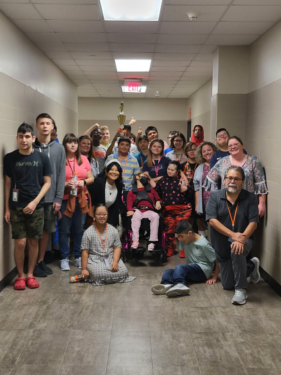 thessa1030's tweet photo. FOCUS High School won the Spirit Week Trophy! #bulldogs @lpisd #ChooseLP https://t.co/ykeTuD85AA