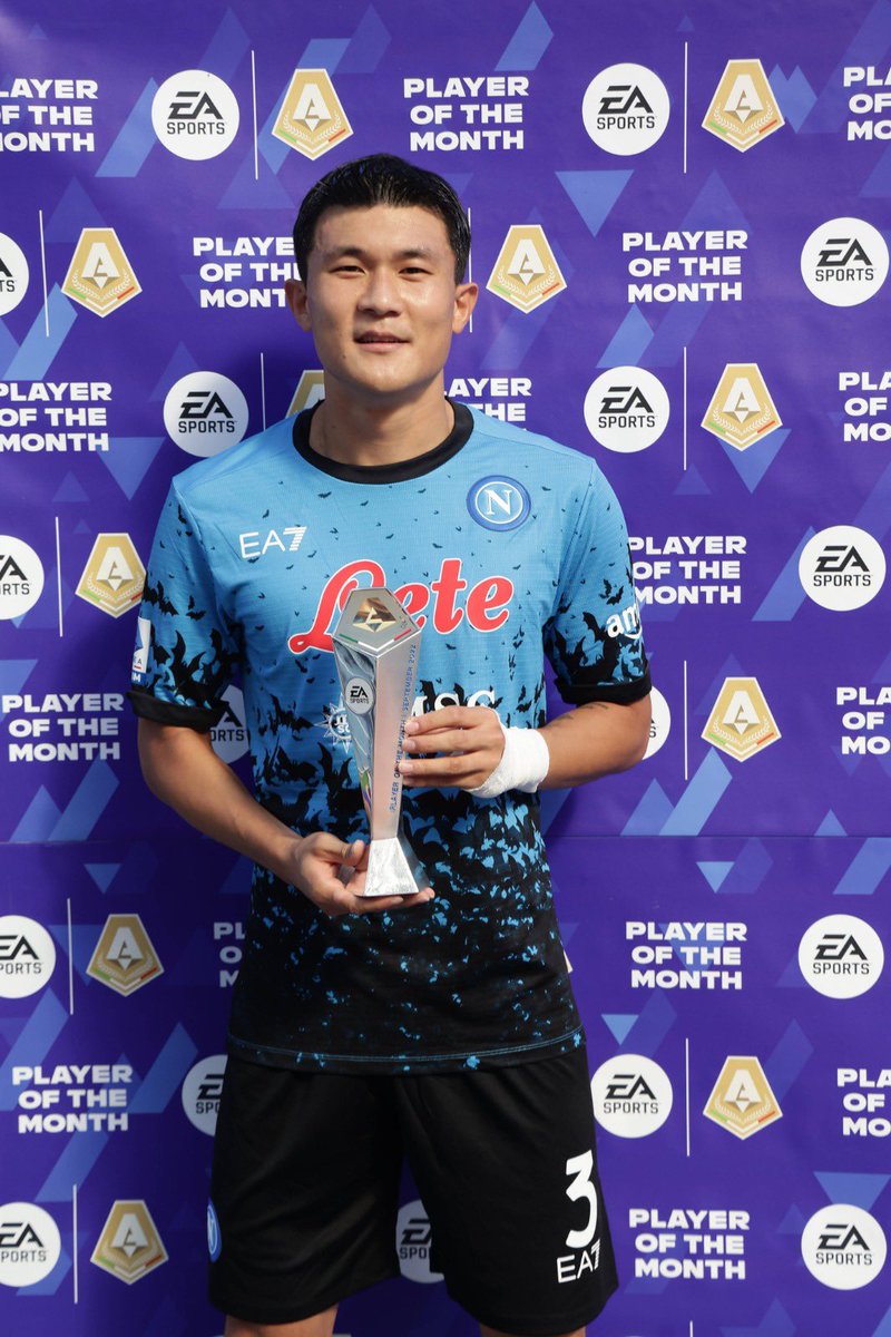 IFTVofficial's tweet photo. Kim received his POTM award before today's match 👏 https://t.co/42QzDSoqvz
