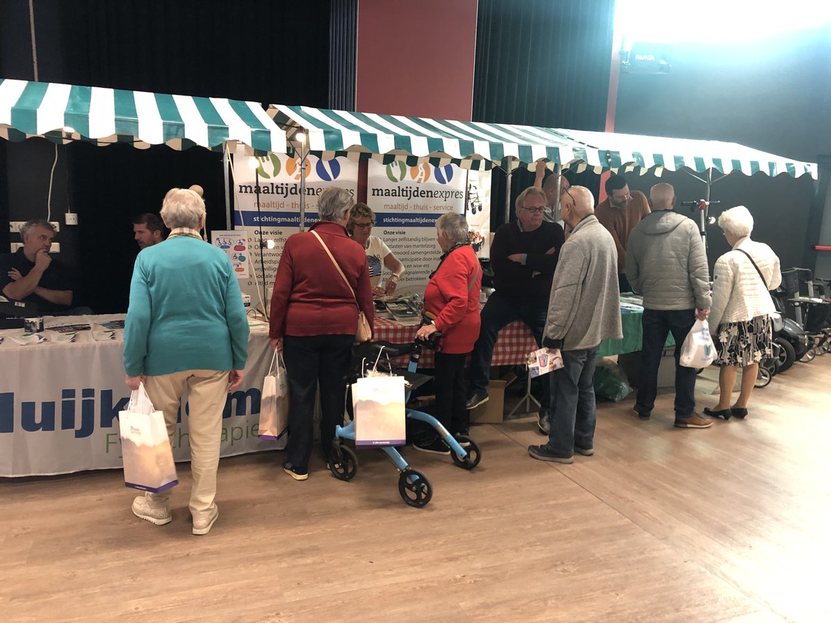 Een gezellige drukte op de 60+ beurs. De 20e editie - de eerste in wijkcentrum de Heyhoef - is een groot succes. Mooi hoe alle vrijwilligers zich al jarenlang inzetten voor een beurs waar je een beetje kunt leren hoe je dat nu het beste kunt doen; ouder worden.