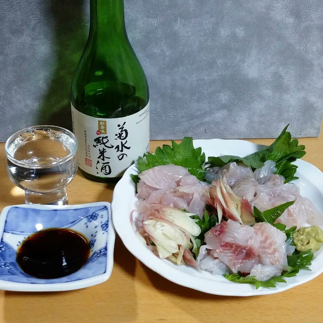 cherry_masaya's tweet photo. #mysupper #drinkathome
#部屋飲み #シログチ刺身 #イシモチ刺身
#イサキ刺身 #菊水の純米酒 #美味しい
お魚をお安くゲット✨
イシモチとイサキ 地魚、
合わせて一山ワンコイン
イシモチは小さいのでグルムキして
お刺身イサキも小さいけれど😂1尾はお刺身。残りは塩焼き用に保管。 https://t.co/TmfabmMvHO